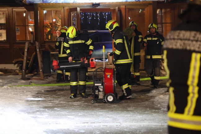 Brand im Freibad: Einsatzkrfte zweier Feuerwehren in Hinterstoder im Einsatz