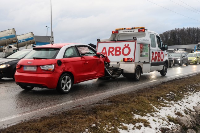 Drei Verletzte bei Crash an Kreuzung der Scharnsteiner Strae mit der Salzkammergutstrae in Gmunden