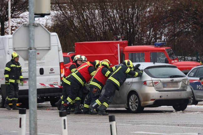 Drei Verletzte bei Crash an Kreuzung der Scharnsteiner Strae mit der Salzkammergutstrae in Gmunden