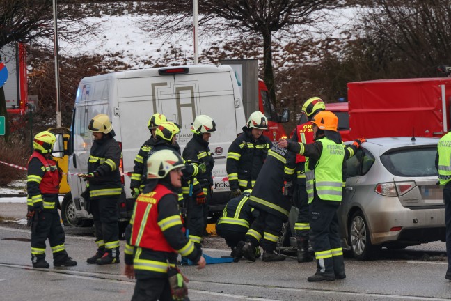 Drei Verletzte bei Crash an Kreuzung der Scharnsteiner Strae mit der Salzkammergutstrae in Gmunden