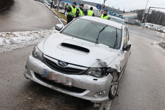 Drei Verletzte bei Crash an Kreuzung der Scharnsteiner Strae mit der Salzkammergutstrae in Gmunden