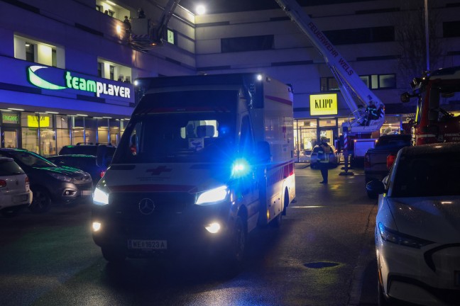 Reanimation: Personenrettung nach medizinischem Notfall in einer Arztpraxis in Wels-Vogelweide