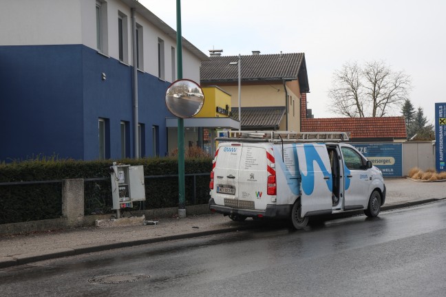 Wels-Vogelweide: Autolenker krachte gegen Schaltstelle der Straenbeleuchtung und lie PKW zurck