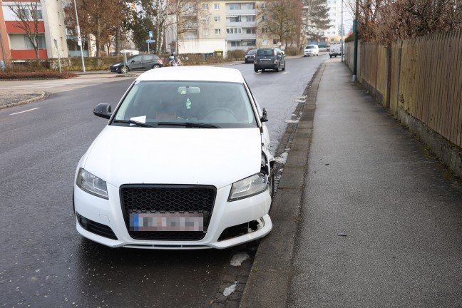 Wels-Vogelweide: Autolenker krachte gegen Schaltstelle der Straenbeleuchtung und lie PKW zurck