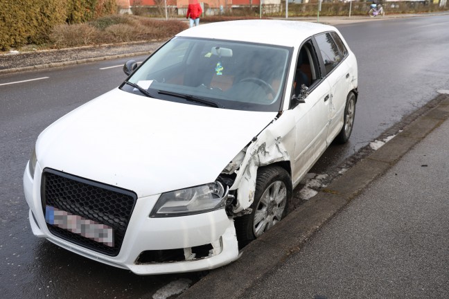 Wels-Vogelweide: Autolenker krachte gegen Schaltstelle der Straenbeleuchtung und lie PKW zurck