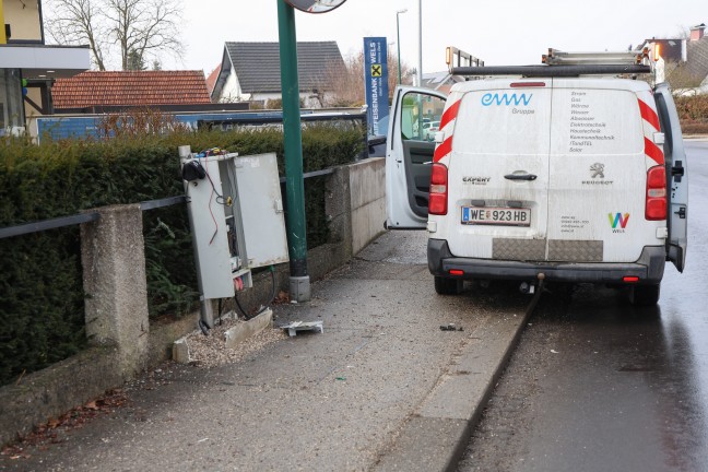 Wels-Vogelweide: Autolenker krachte gegen Schaltstelle der Straenbeleuchtung und lie PKW zurck