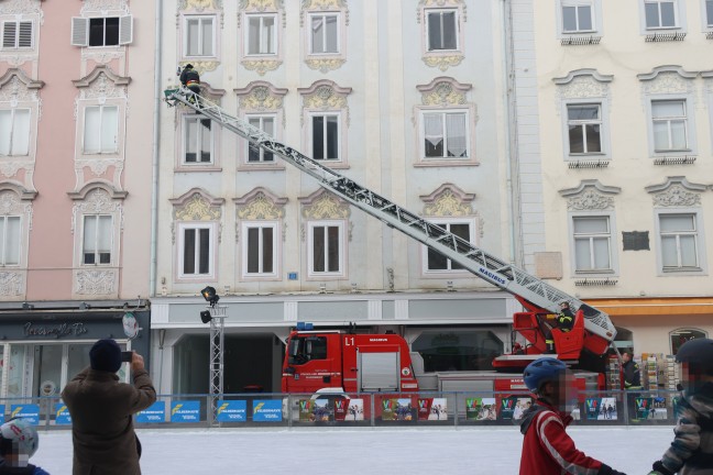 Feuerwehr im Einsatz: Taube hing in Wels-Innenstadt kopfber in einem Taubenschutznetz fest