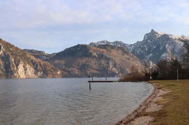 Traunkirchen: Einsatzkrfte von Wasserrettung und Feuerwehr zu Personenrettung im Traunsee alarmiert