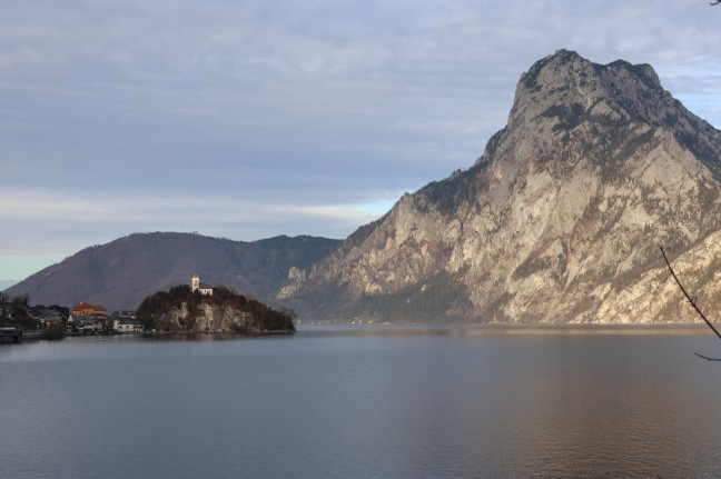 Traunkirchen: Einsatzkrfte von Wasserrettung und Feuerwehr zu Personenrettung im Traunsee alarmiert