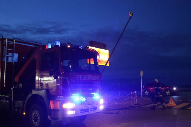 Straenlaterne gerammt: Feuerwehr auf Parkplatz einer Geschftszeile in Wels-Vogelweide im Einsatz