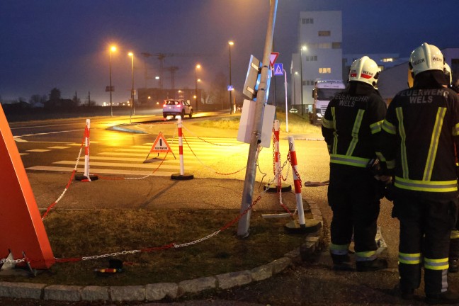 Straenlaterne gerammt: Feuerwehr auf Parkplatz einer Geschftszeile in Wels-Vogelweide im Einsatz