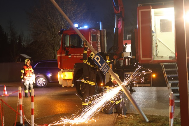 Straenlaterne gerammt: Feuerwehr auf Parkplatz einer Geschftszeile in Wels-Vogelweide im Einsatz