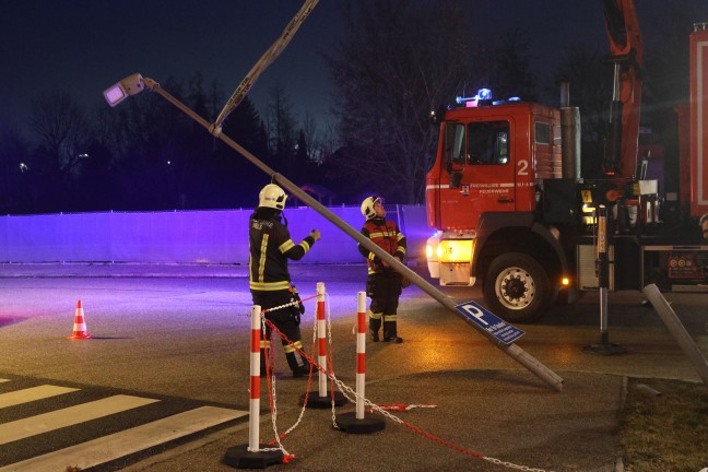 Straenlaterne gerammt: Feuerwehr auf Parkplatz einer Geschftszeile in Wels-Vogelweide im Einsatz