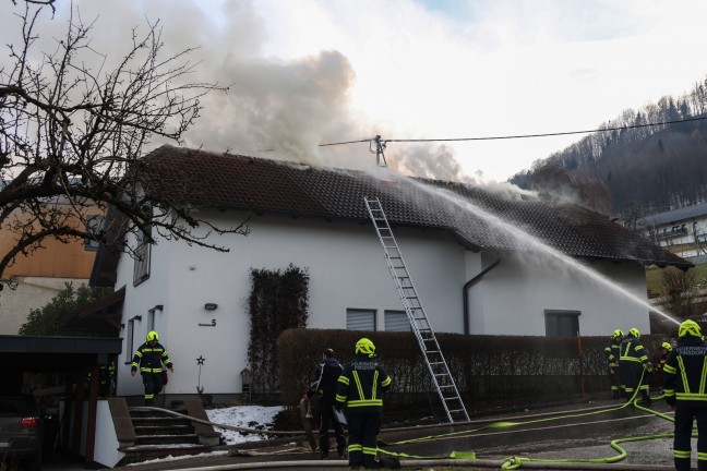 Fnf Feuerwehren bei Dachstuhlbrand an einem Wohnhaus in Pinsdorf im Einsatz