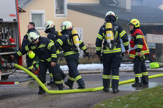 Fnf Feuerwehren bei Dachstuhlbrand an einem Wohnhaus in Pinsdorf im Einsatz