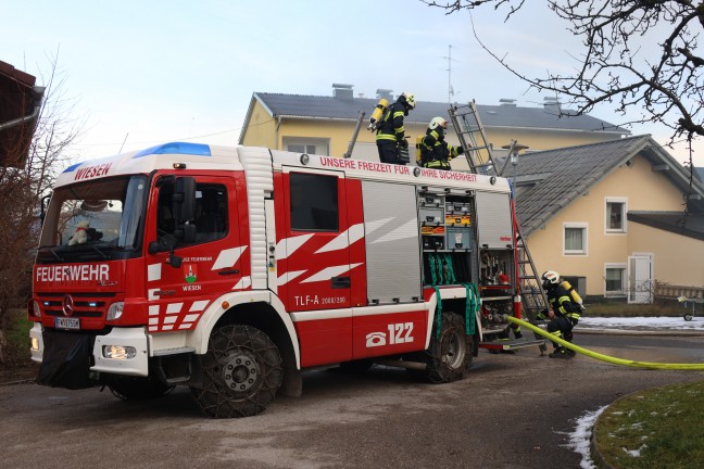 Fnf Feuerwehren bei Dachstuhlbrand an einem Wohnhaus in Pinsdorf im Einsatz