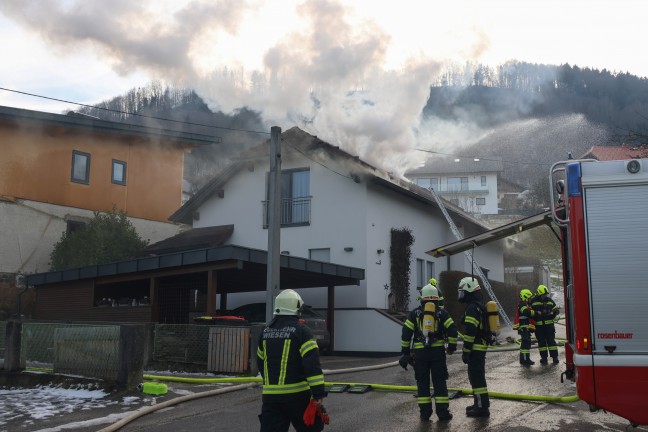 Fnf Feuerwehren bei Dachstuhlbrand an einem Wohnhaus in Pinsdorf im Einsatz