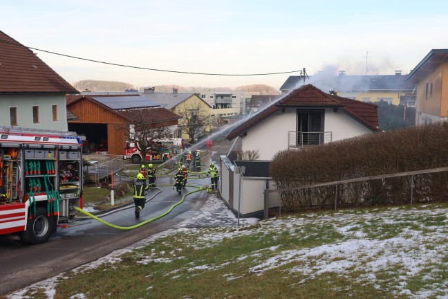 Fnf Feuerwehren bei Dachstuhlbrand an einem Wohnhaus in Pinsdorf im Einsatz