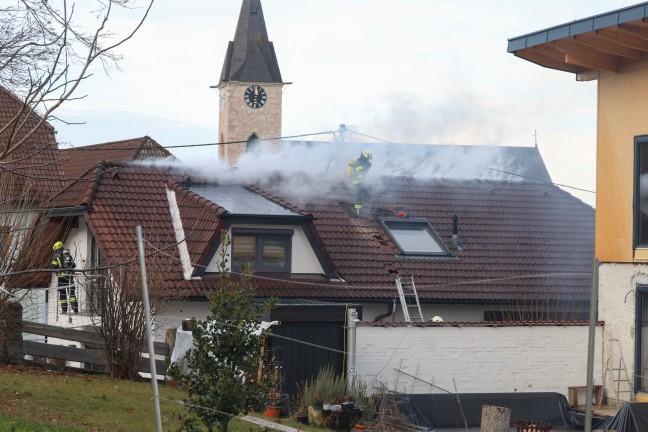 Fnf Feuerwehren bei Dachstuhlbrand an einem Wohnhaus in Pinsdorf im Einsatz