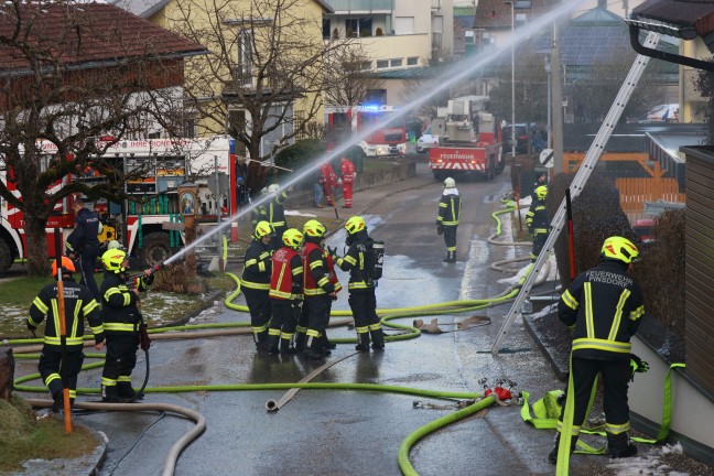 Fnf Feuerwehren bei Dachstuhlbrand an einem Wohnhaus in Pinsdorf im Einsatz