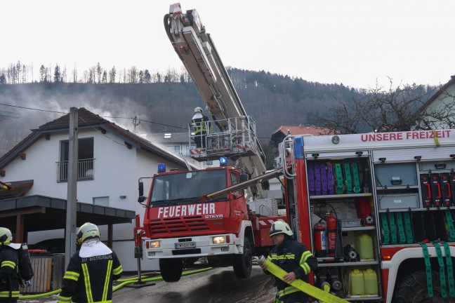 Fnf Feuerwehren bei Dachstuhlbrand an einem Wohnhaus in Pinsdorf im Einsatz