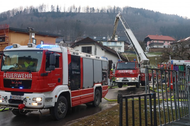 Fnf Feuerwehren bei Dachstuhlbrand an einem Wohnhaus in Pinsdorf im Einsatz