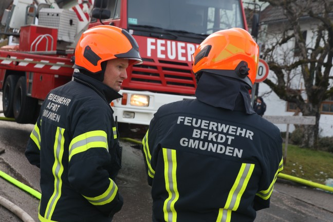 Fnf Feuerwehren bei Dachstuhlbrand an einem Wohnhaus in Pinsdorf im Einsatz