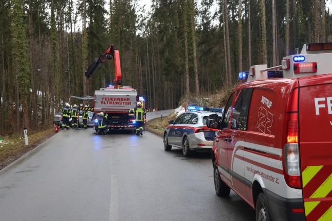 Verkehrsunfall: Auto bei Altmnster von Strae abgekommen und berschlagen