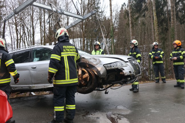 Verkehrsunfall: Auto bei Altmnster von Strae abgekommen und berschlagen