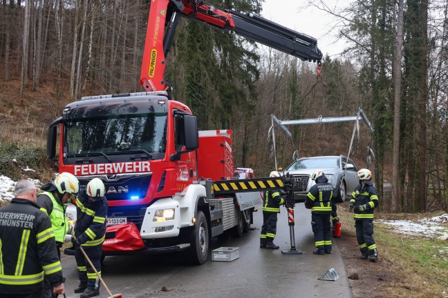 Verkehrsunfall: Auto bei Altmnster von Strae abgekommen und berschlagen