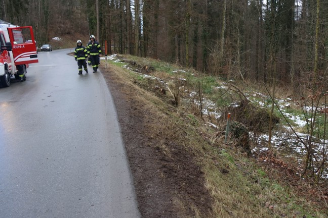 Verkehrsunfall: Auto bei Altmnster von Strae abgekommen und berschlagen