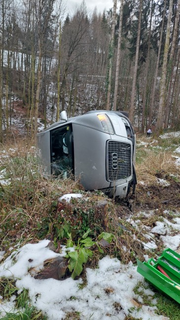 Verkehrsunfall: Auto bei Altmnster von Strae abgekommen und berschlagen