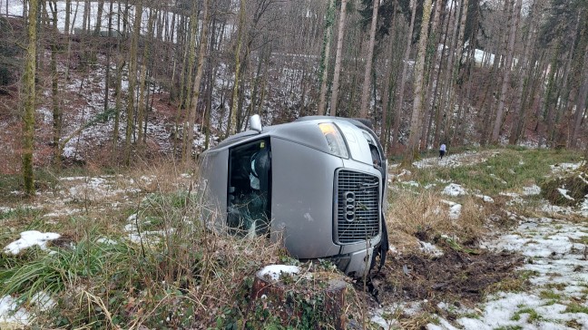 Verkehrsunfall: Auto bei Altmnster von Strae abgekommen und berschlagen