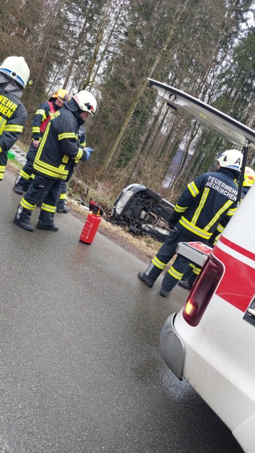 Verkehrsunfall: Auto bei Altmnster von Strae abgekommen und berschlagen