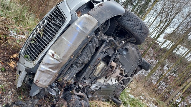 Verkehrsunfall: Auto bei Altmnster von Strae abgekommen und berschlagen