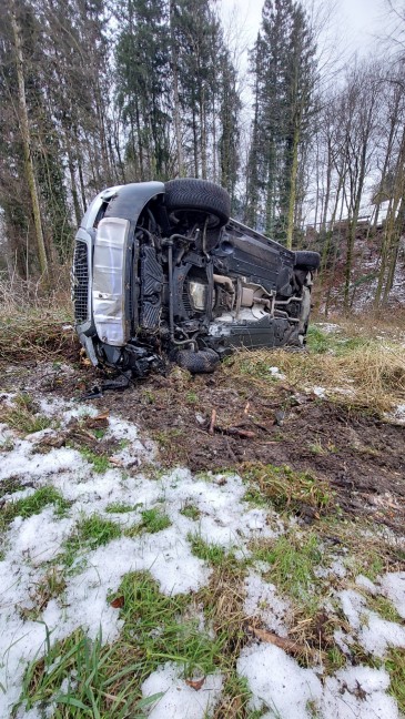 Verkehrsunfall: Auto bei Altmnster von Strae abgekommen und berschlagen