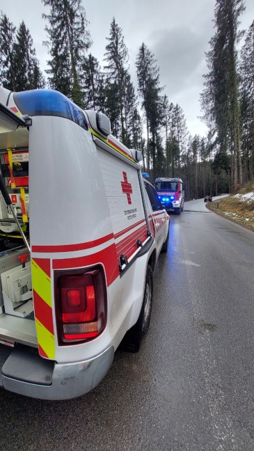 Verkehrsunfall: Auto bei Altmnster von Strae abgekommen und berschlagen