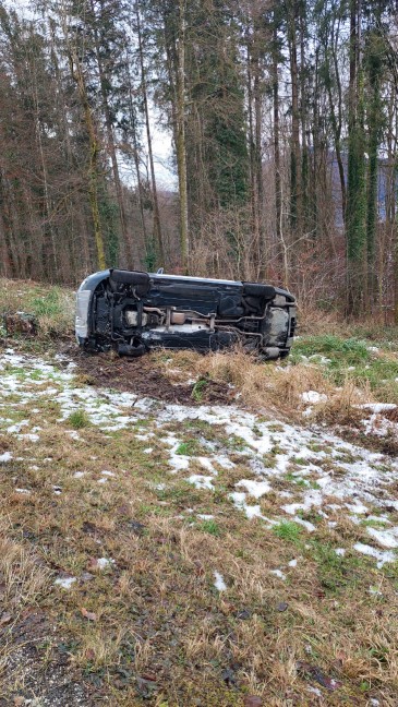 Verkehrsunfall: Auto bei Altmnster von Strae abgekommen und berschlagen