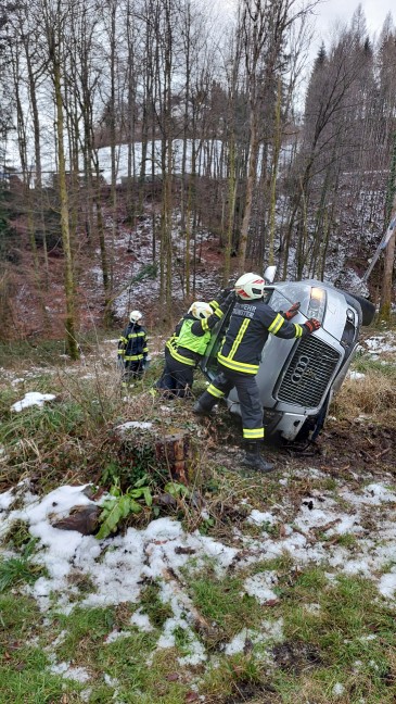 Verkehrsunfall: Auto bei Altmnster von Strae abgekommen und berschlagen