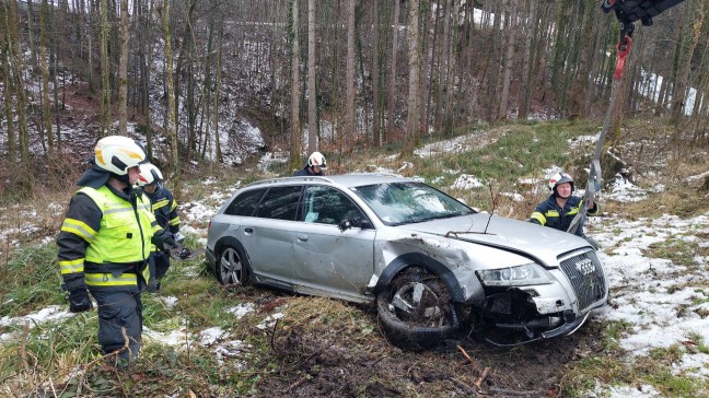 Verkehrsunfall: Auto bei Altmnster von Strae abgekommen und berschlagen