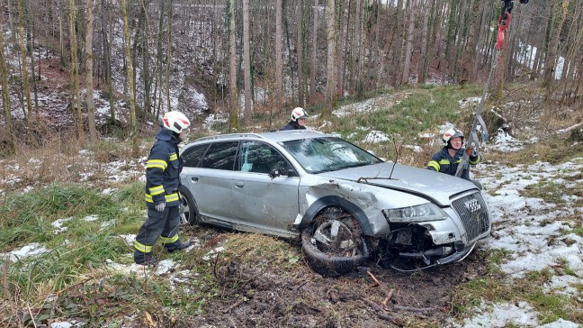 Verkehrsunfall: Auto bei Altmnster von Strae abgekommen und berschlagen