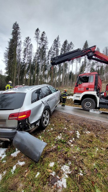 Verkehrsunfall: Auto bei Altmnster von Strae abgekommen und berschlagen