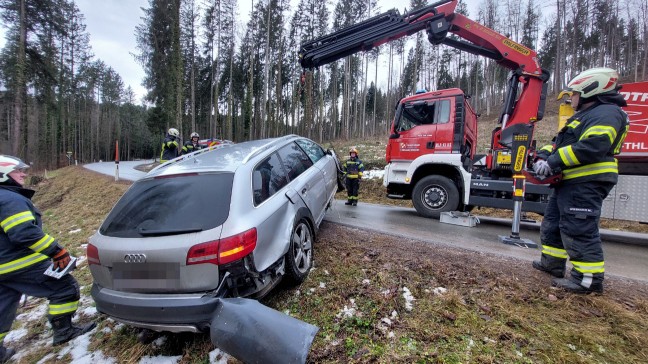 Verkehrsunfall: Auto bei Altmnster von Strae abgekommen und berschlagen