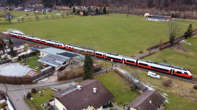 Nahverkehrszug bei Ebensee am Traunsee aufgrund einer Oberleitungsstrung evakuiert