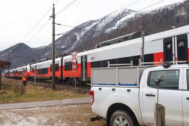 Nahverkehrszug bei Ebensee am Traunsee aufgrund einer Oberleitungsstrung evakuiert