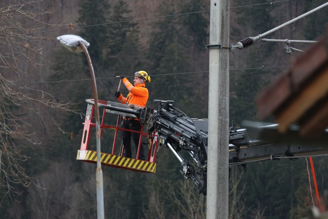 Nahverkehrszug bei Ebensee am Traunsee aufgrund einer Oberleitungsstrung evakuiert