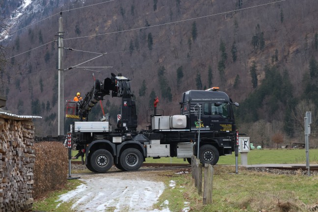 Nahverkehrszug bei Ebensee am Traunsee aufgrund einer Oberleitungsstrung evakuiert