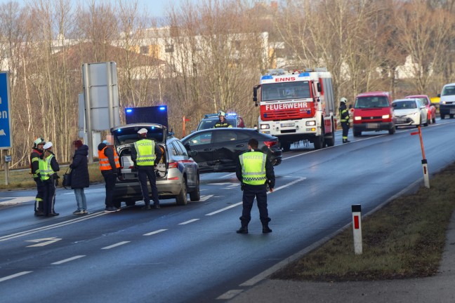 Verkehrsunfall zwischen zwei Autos im Bereich der Autobahnanschlussstelle in Enns