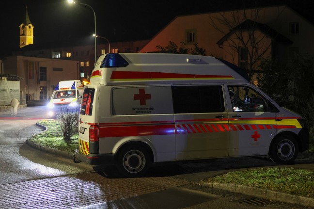 Vier Feuerwehren samt mehrerer Rettungsfahrzeuge bei vermeintlich grerem Brand in Ansfelden im Einsatz