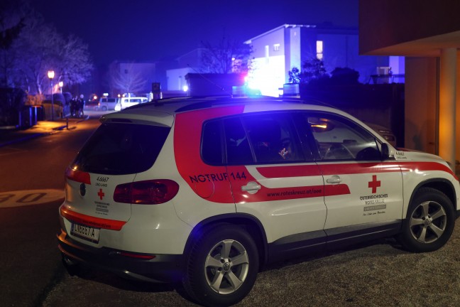 Vier Feuerwehren samt mehrerer Rettungsfahrzeuge bei vermeintlich grerem Brand in Ansfelden im Einsatz